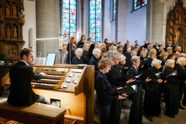 2026-10-11_w_Lichtblick (12) Bochum, 11.10.2026, die Stadtkantorei in der Propsteikirche St. Peter und Paul - Zoltán Kodály: Laudes Organi und Maurice Duruflé: Requiem. Mit George F. Warren (Orgel) und Irene Carpentier (Sopran) unter der Leitung von Mechthild Jaskulsky | F o t o : V o l k e r W i c i o k